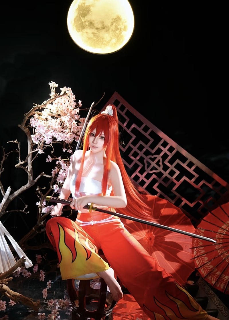 Cosplay Erza với phong cách chiến đấu cuốn hút