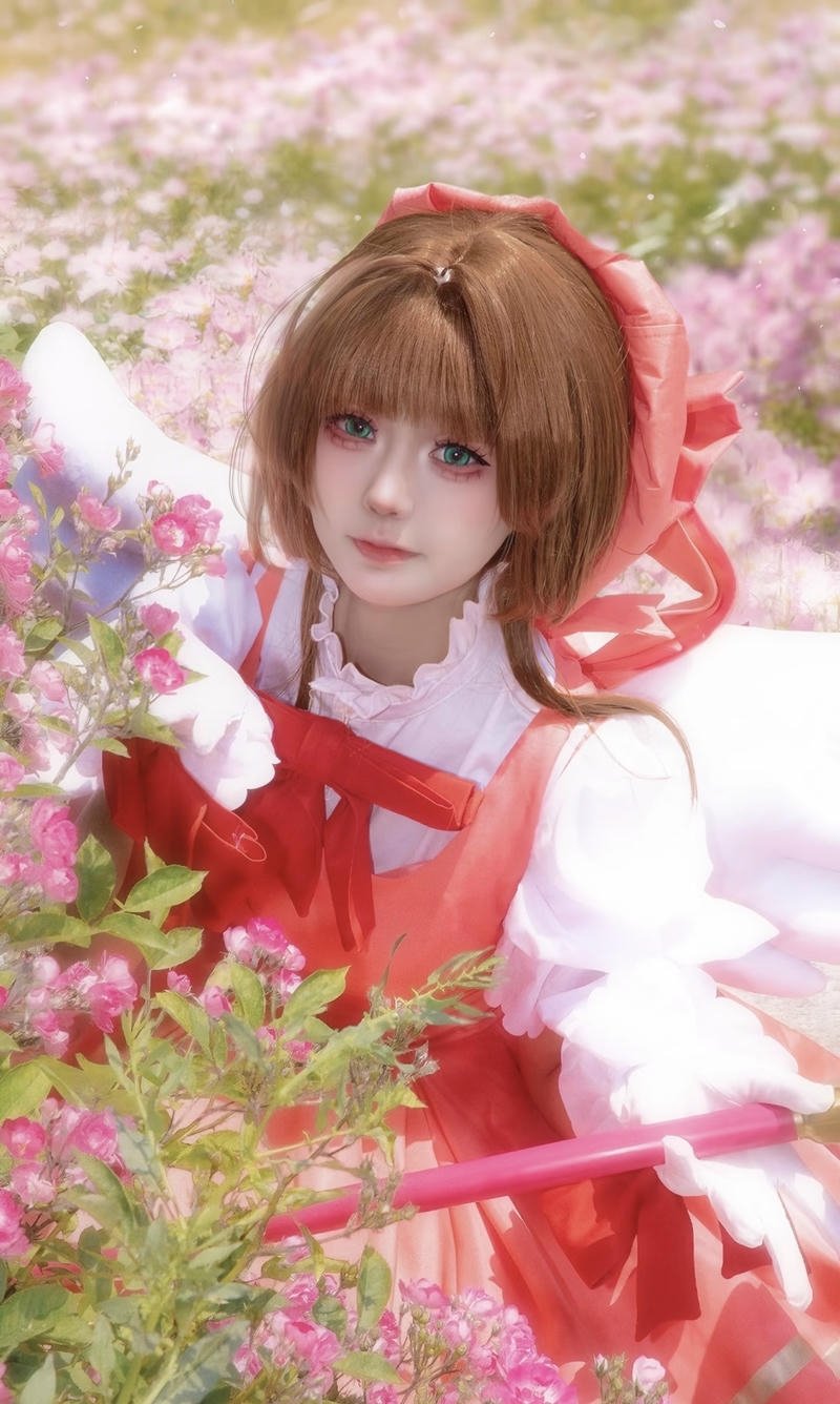 Cosplay Sakura với dáng đứng mềm mại nhẹ