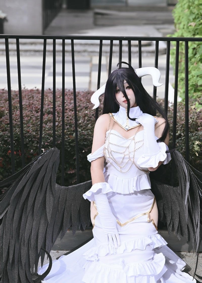 Cosplayer hóa thân Albedo với mái tóc đen dài