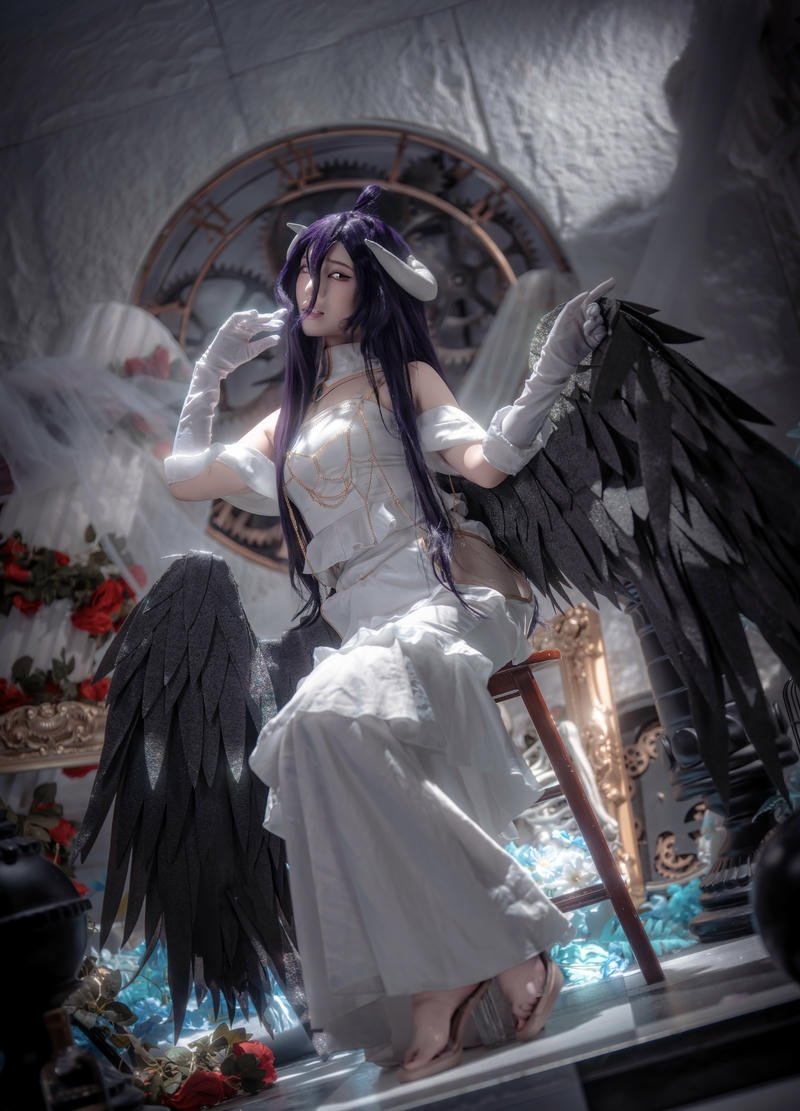 Cosplayer hóa thân Albedo với vẻ ngoài gợi cảm