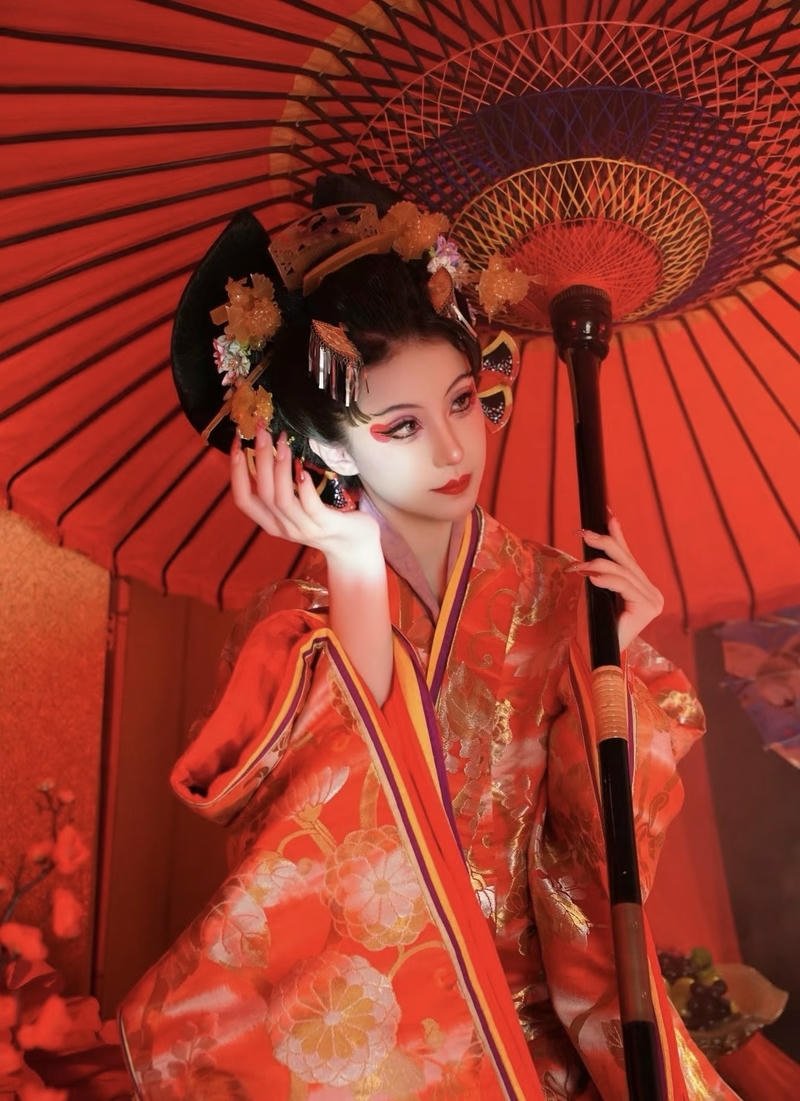 Cosplayer mặc kimono Daki cùng dải lụa quỷ đặc trưng