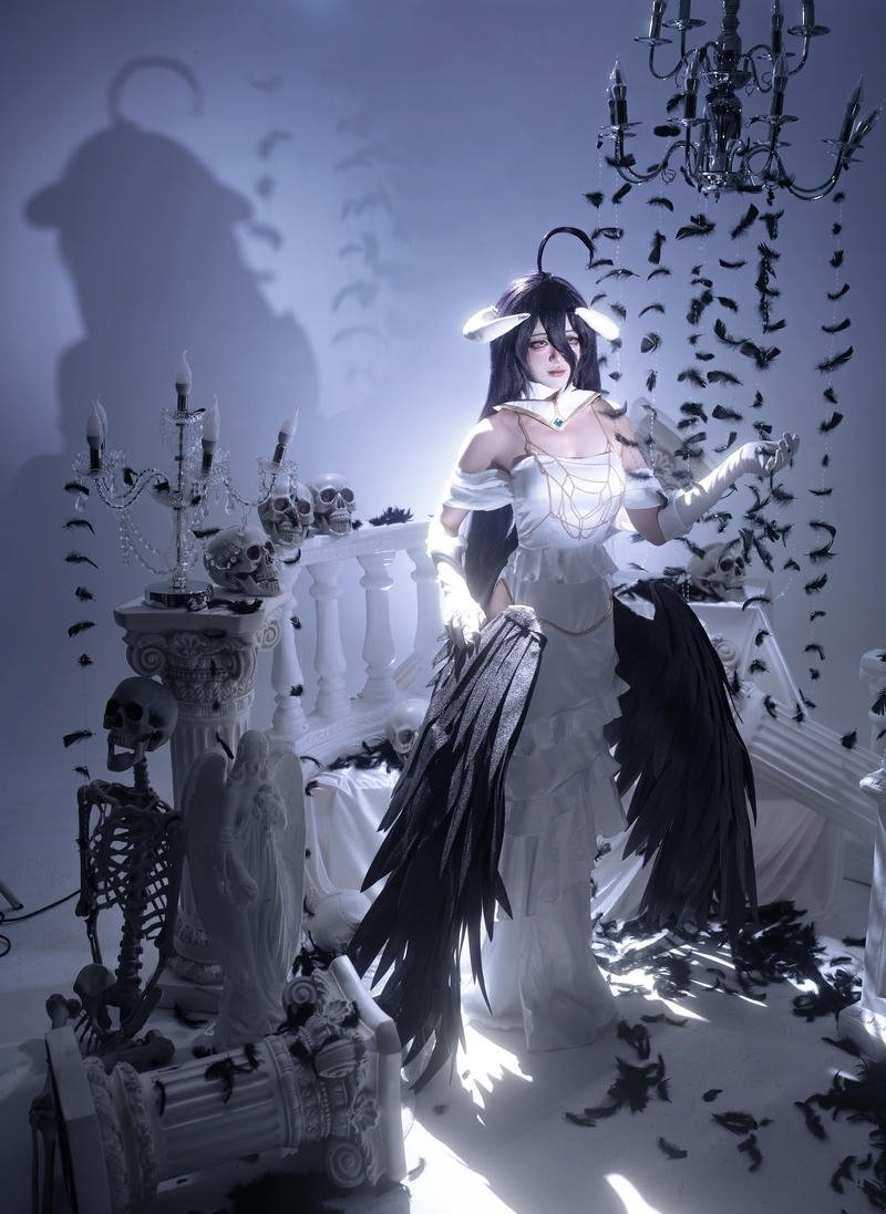 Cosplayer mặc váy Albedo cùng cánh lớn phía sau