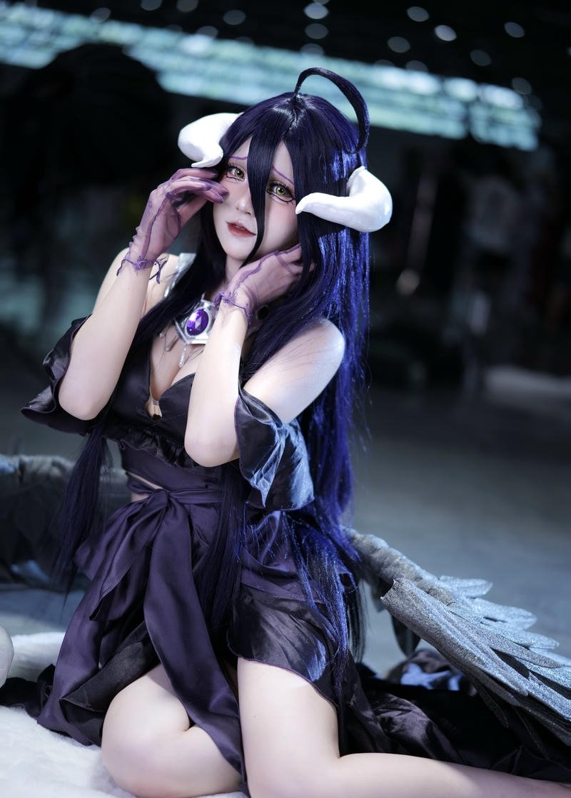 Cosplayer tái hiện Albedo với thần sắc cuốn hút