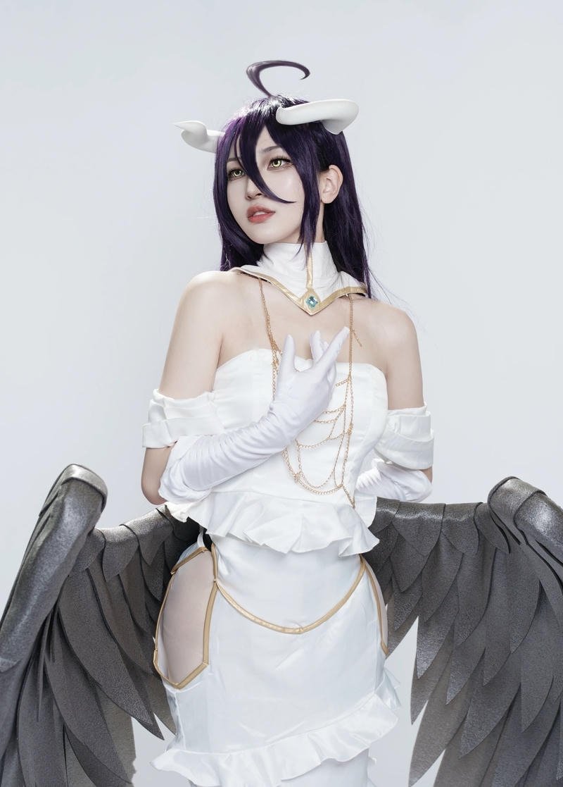 Cosplayer tái hiện Albedo với váy trắng thanh lịch