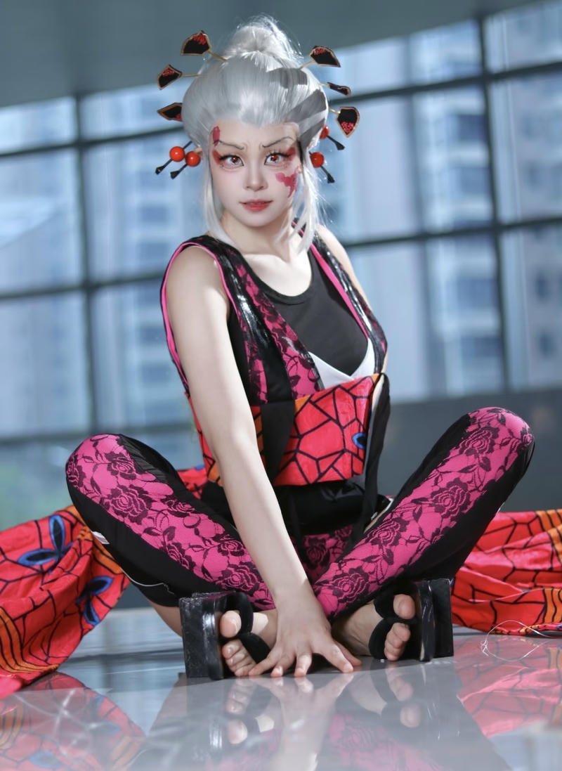 Cosplayer thể hiện Daki với ánh mắt sắc bén