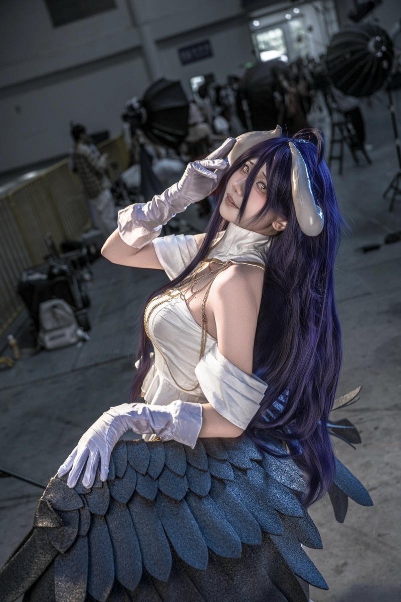 Cosplayer trong tạo hình Albedo đầy sức hút đặc biệt