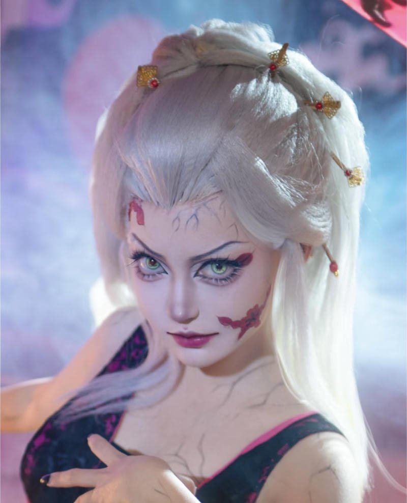 Cosplayer trong tạo hình Daki với mái tóc bạch kim