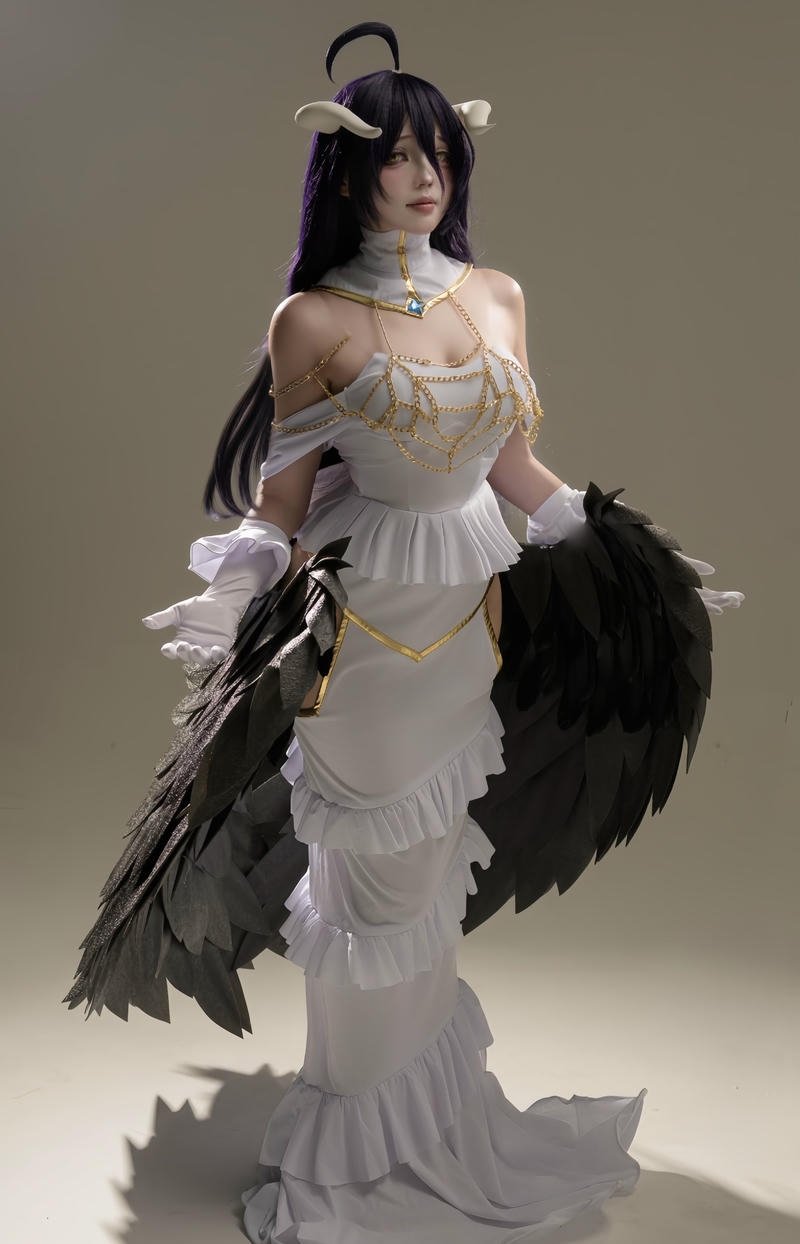 Cosplayer trong vai Albedo với dáng vẻ quyến dụ