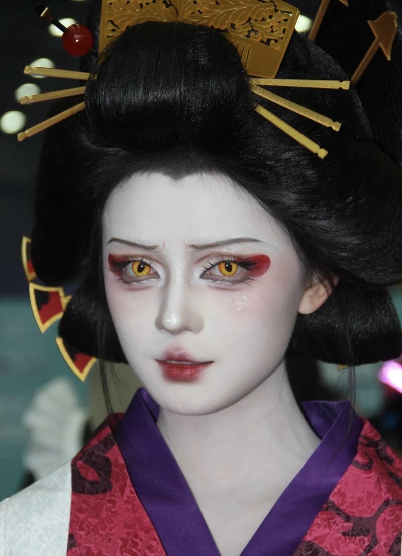 Daki cosplay với ánh nhìn lạnh cùng nụ cười kiêu hãnh