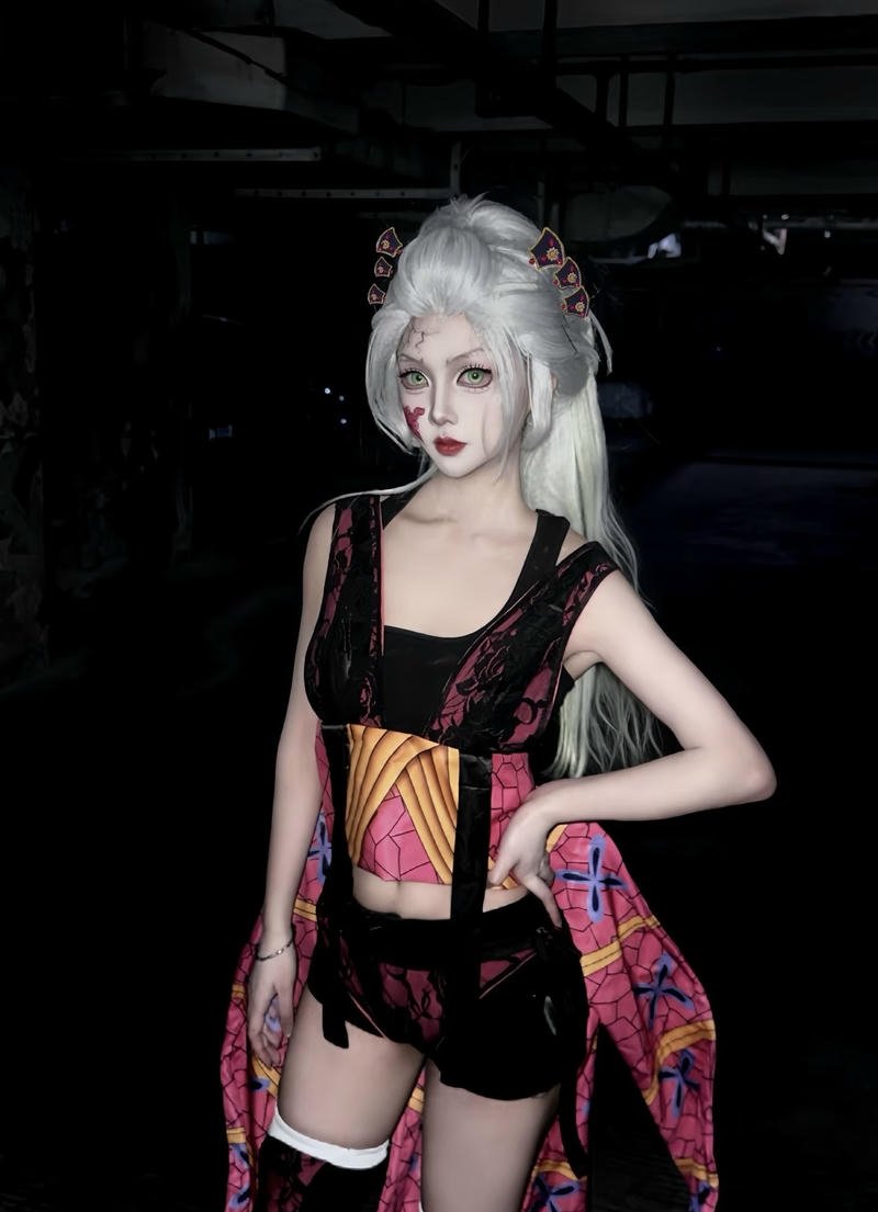 Daki cosplay với mái tóc sáng cùng trang điểm sắc sảo