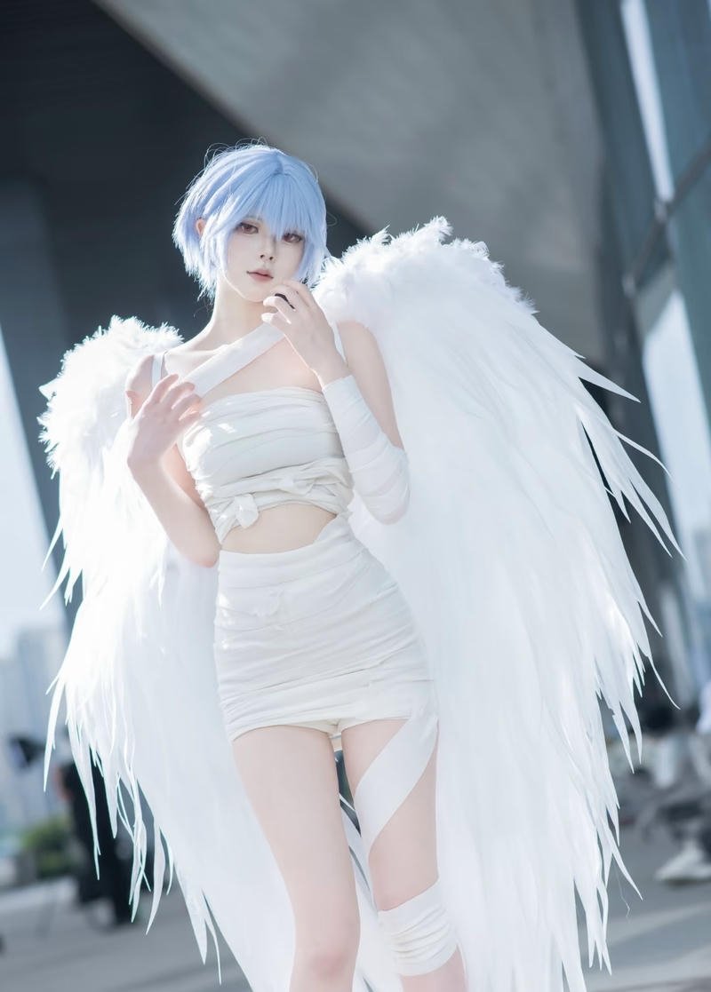 Dáng đứng mềm mại với đôi cánh thiên thần