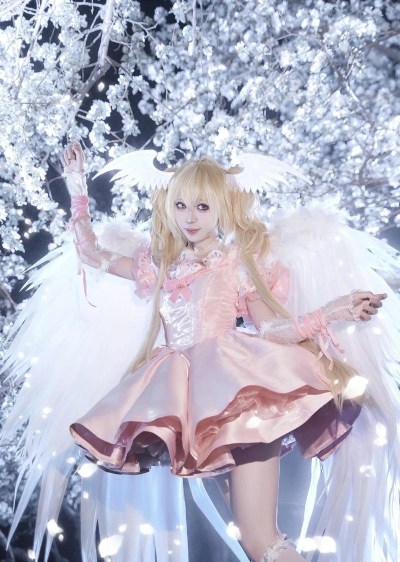 Dáng đứng nhẹ nhàng tái hiện nhân vật thiên thần