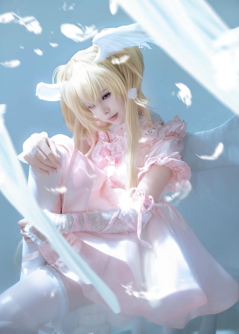 Đôi cánh lông mềm mại phía sau nhân vật thiên thần