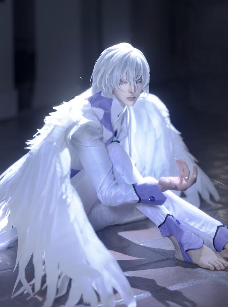 Đôi cánh lông vũ lớn phía sau thiên thần