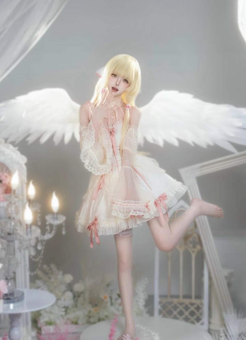 Đôi cánh trắng mềm mại tỏa sáng trong tạo hình thiên thần