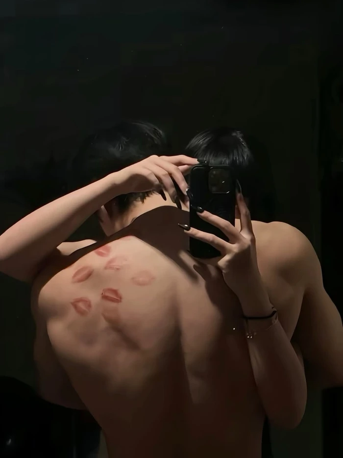 Đôi nam nữ gợi cảm đang ôm nhau âu yếm
