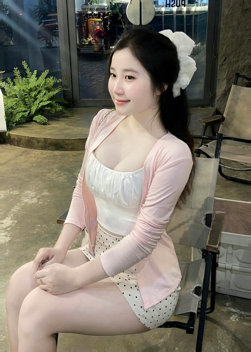 Gái 18 tuổi xinh váy trắng