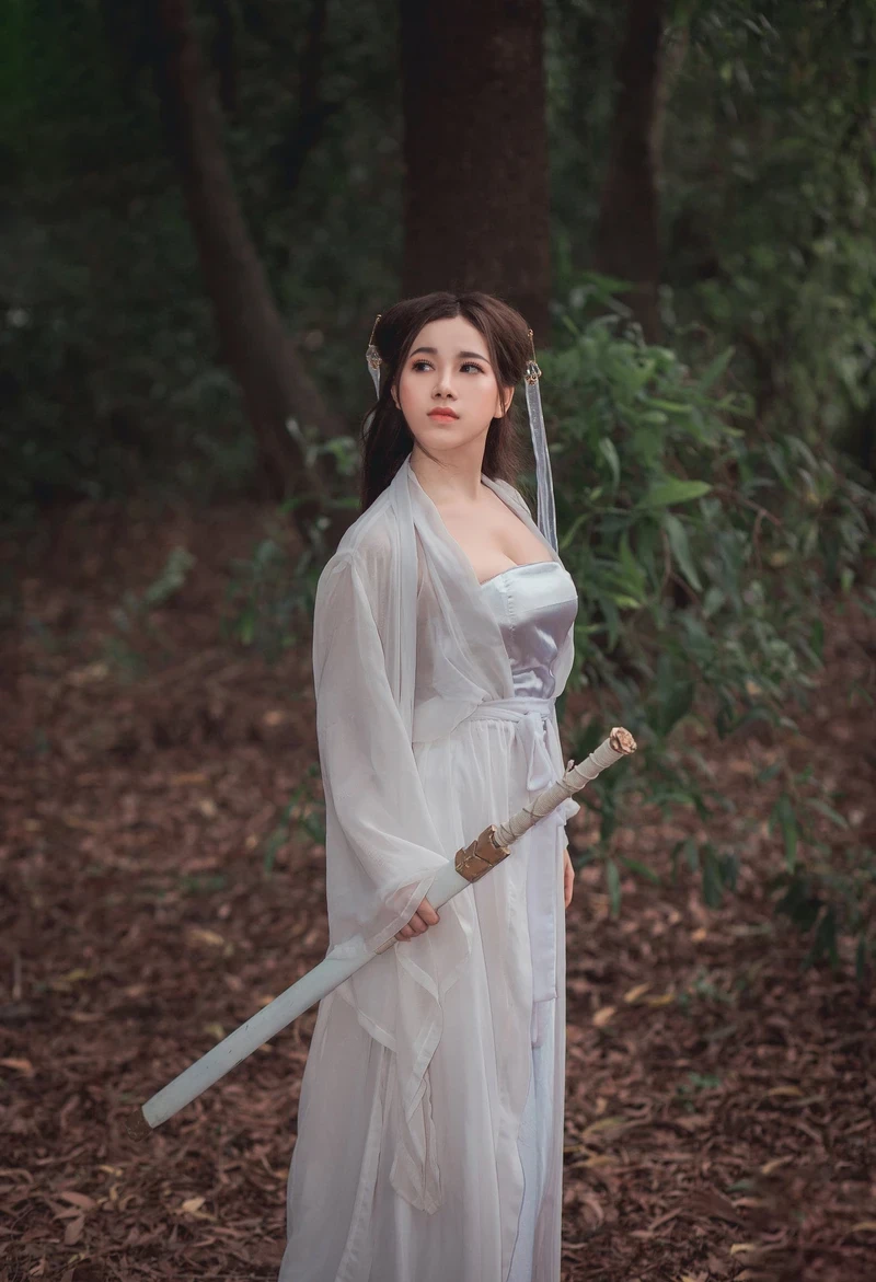 Gái cổ trang nude không che vòng ba tròn