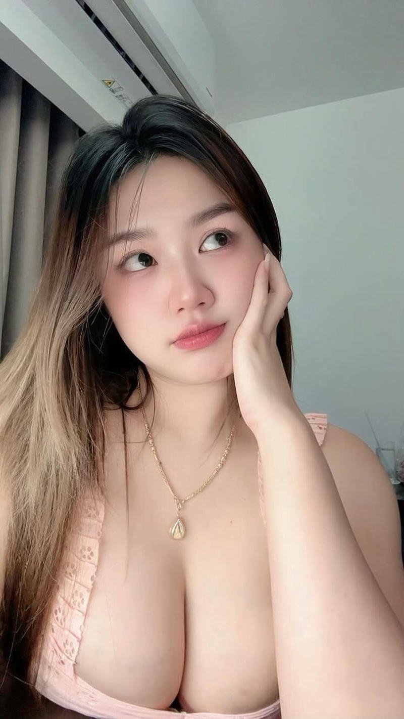 Gái trẻ 18 tuổi xinh phô diễn thanh xuân