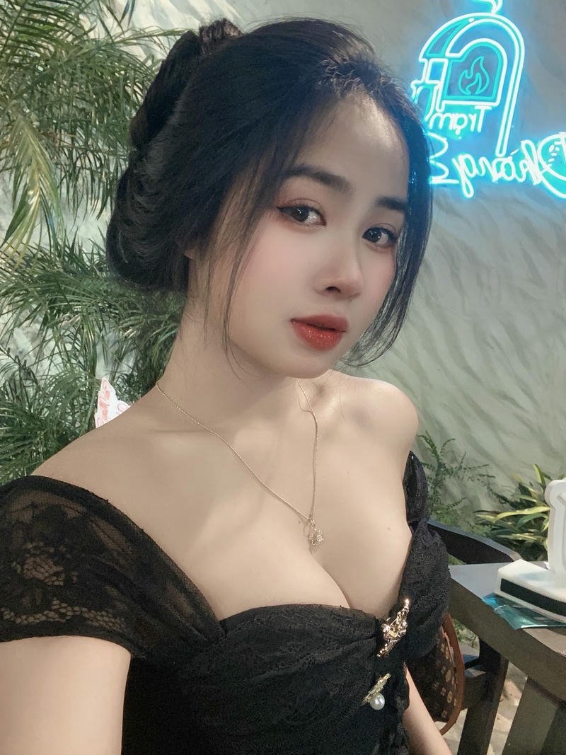 Gái xinh 18 tuổi rạng ngời gợi cảm