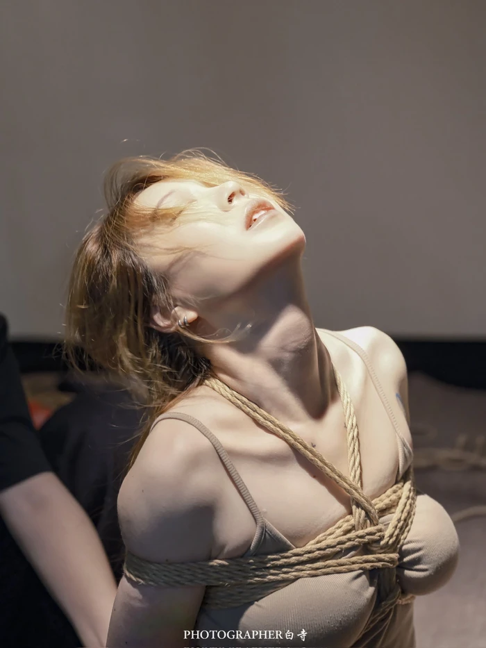 Gái xinh BDSM đít căng tròn khoe hàng trong ánh sáng nóng