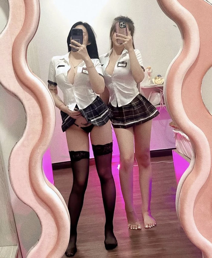 Gái xinh công sở mặc váy ngắn lộ đít tròn