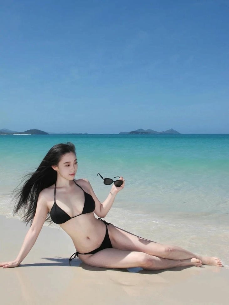 Gái xinh mặc bikini bên biển mang cảm giác thoải mái tự do