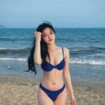Gái xinh mặc bikini nhỏ phong cách tối giản