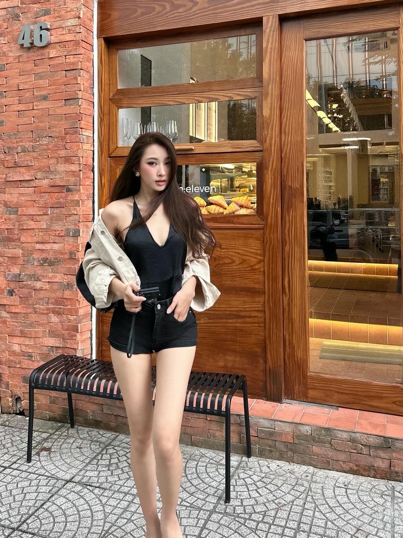 Gái xinh trình diễn body trong quần ngắn