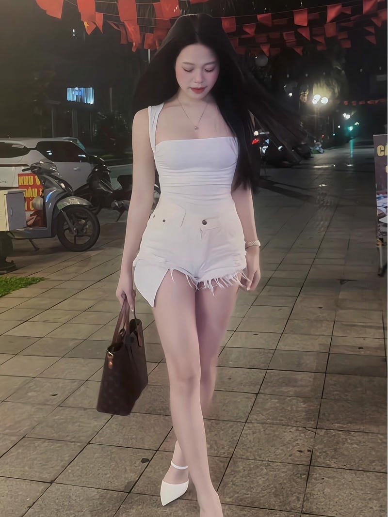 Gái xinh tự tin khoe chân thon gọn