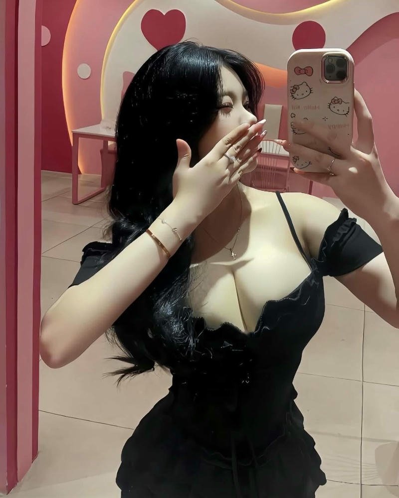 Gái xinh tự tin thể hiện nét sexy