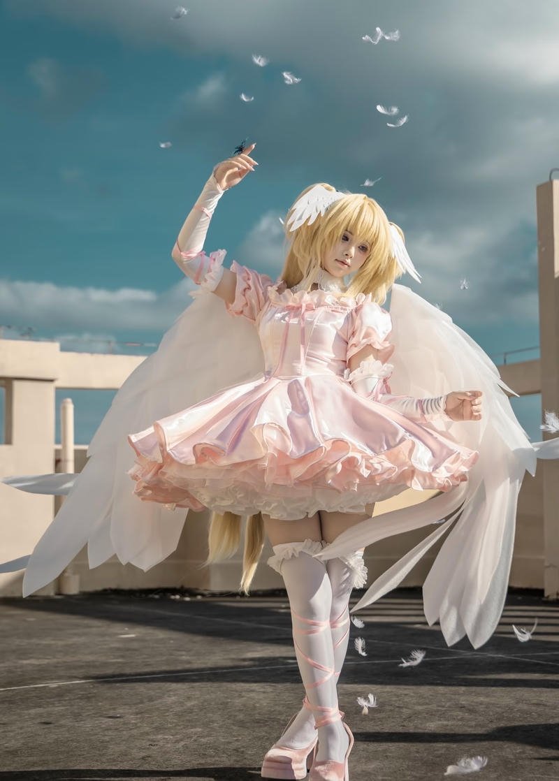 Gương mặt thanh tú kết hợp trang phục thiên thần