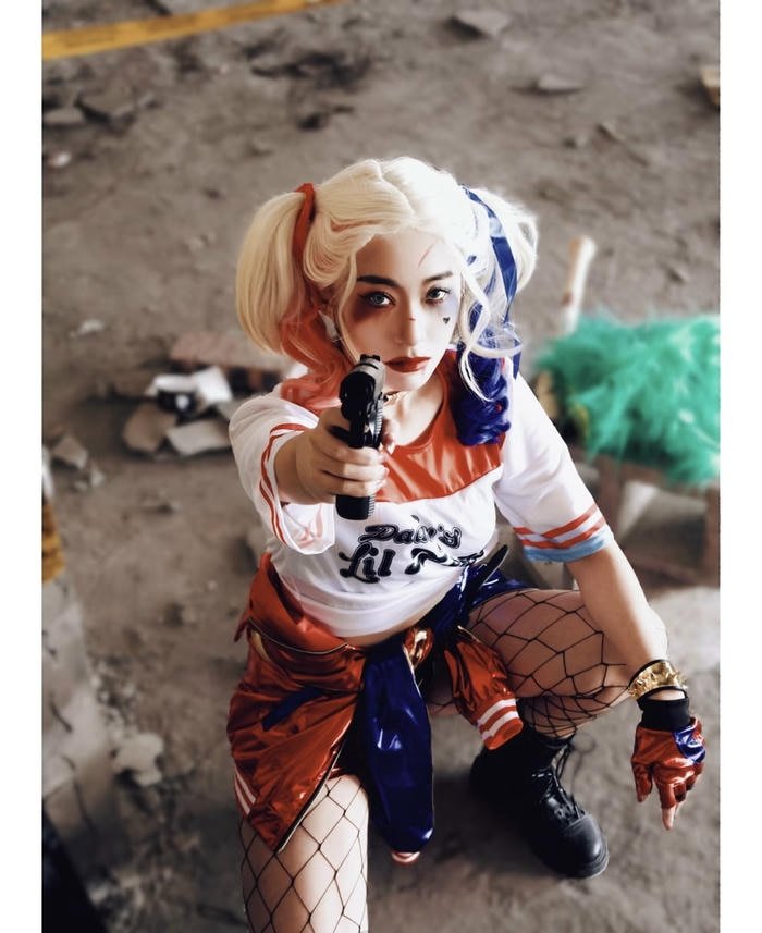 Harley quinn cosplay biểu cảm nghịch ngợm quyến rũ