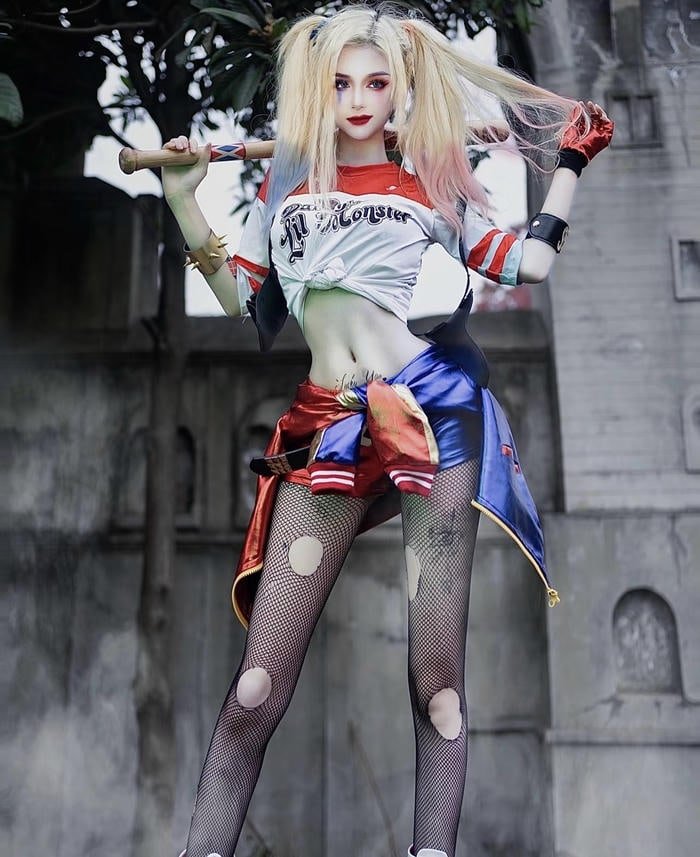 Harley quinn cosplay tạo dáng tự tin đầy sức hút