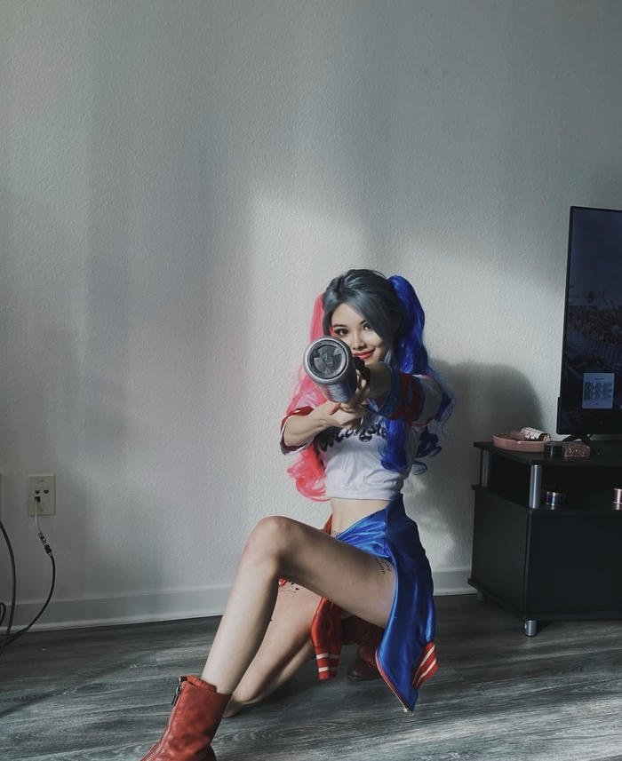 Harley quinn cosplay thần thái mạnh mẽ cá tính