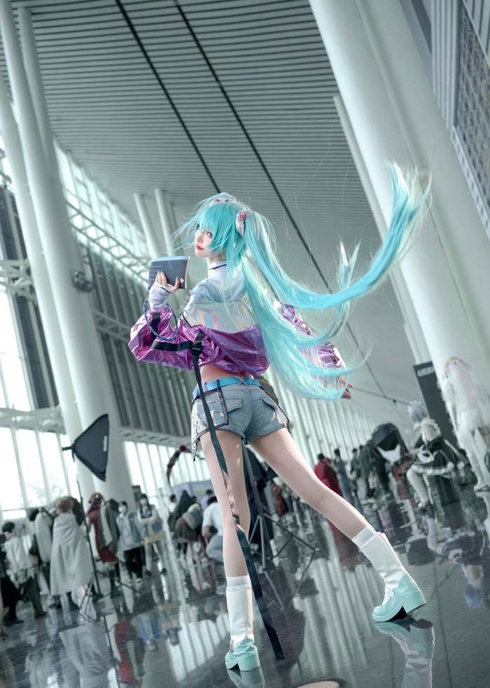 Hình ảnh cosplay anime nữ phong cách idol với trang phục biểu diễn