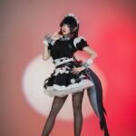 Hình ảnh cosplay anime nữ tạo dáng dễ thương trong khung cảnh