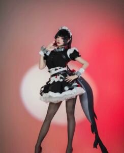 Hình ảnh cosplay anime nữ tạo dáng dễ thương trong khung cảnh