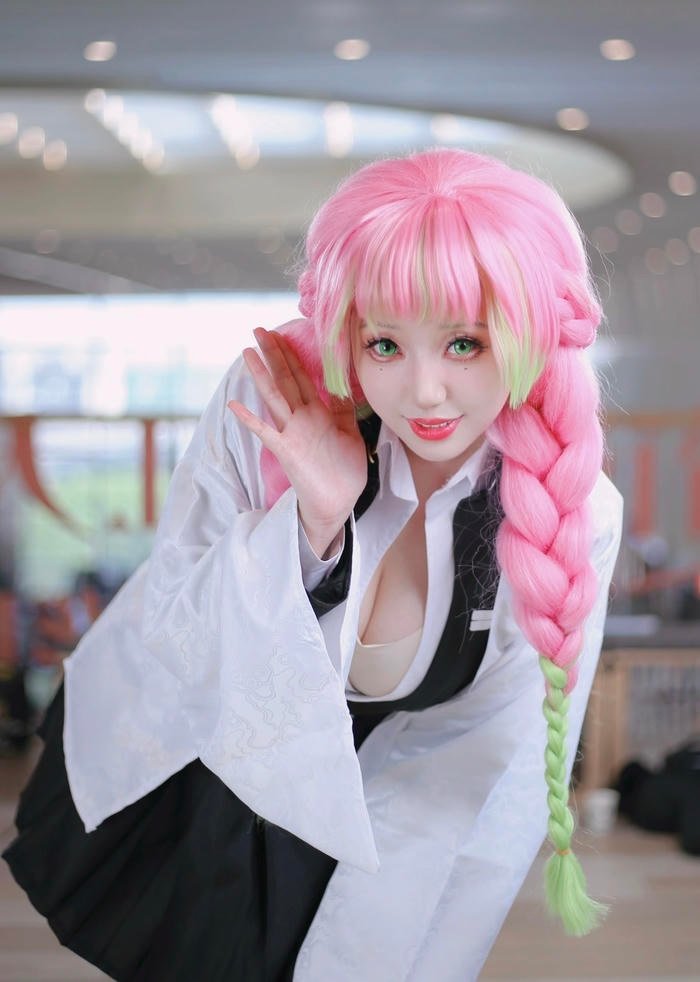 Hình ảnh cosplay anime nữ tạo dáng nhí nhảnh với trang phục