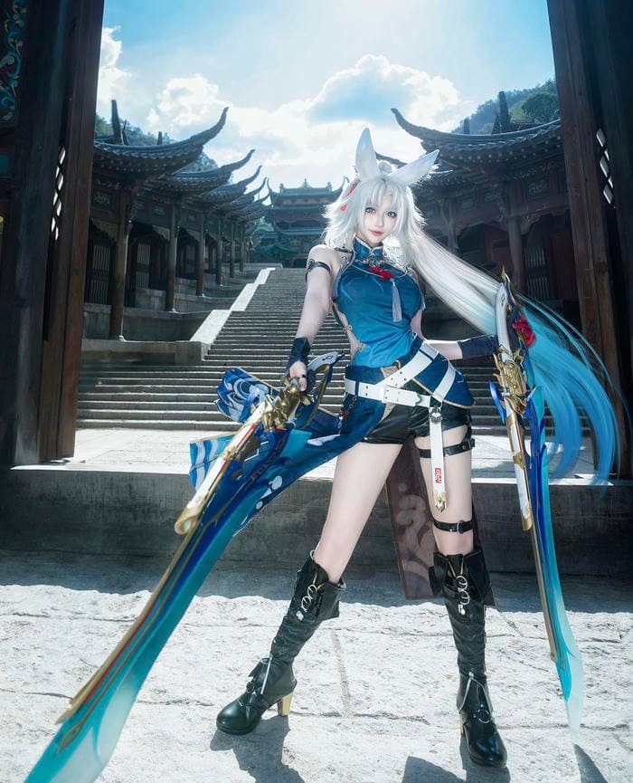 Hình ảnh cosplay anime nữ tạo dáng tự nhiên trong bộ đồ
