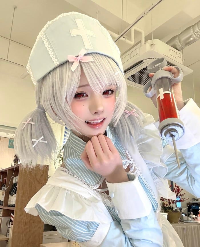 Hình ảnh cosplay cute thể hiện sự dễ thương qua ánh mắt
