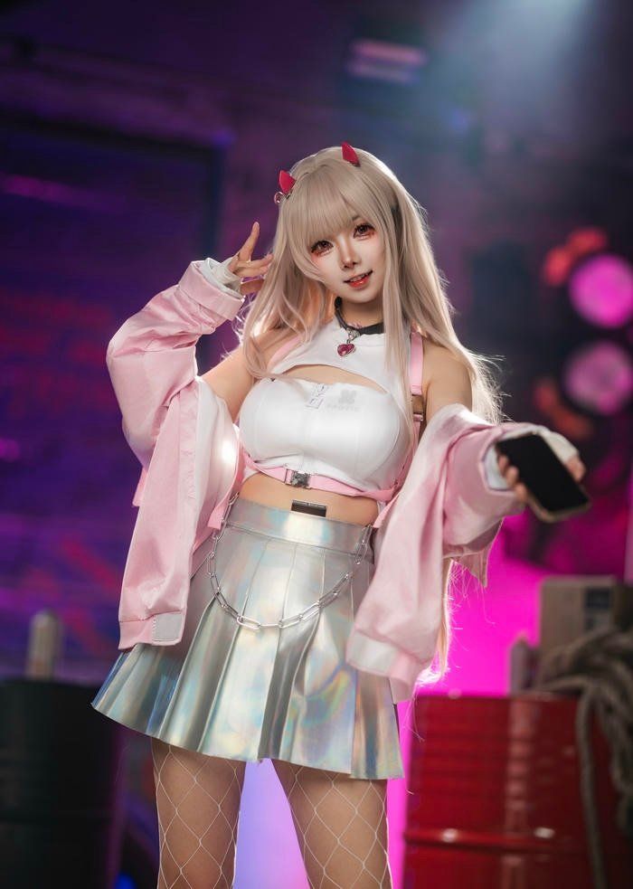 Hình ảnh gái xinh cosplay thể hiện hình ảnh nhân vật