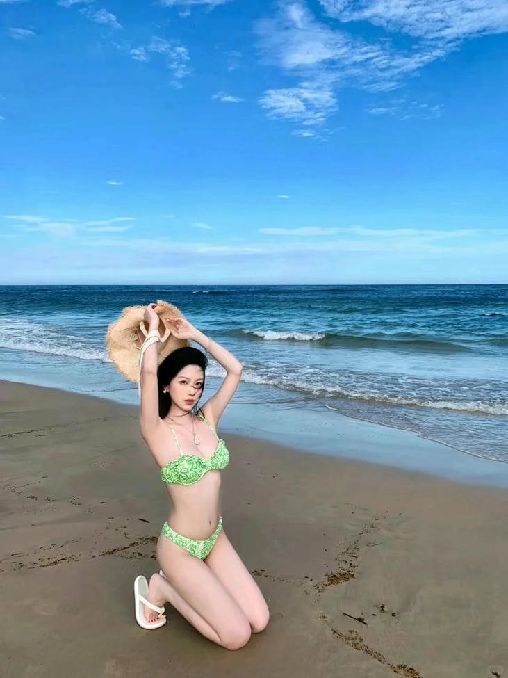 Hình ảnh gái xinh mặc bikini bên biển đầy sức hút
