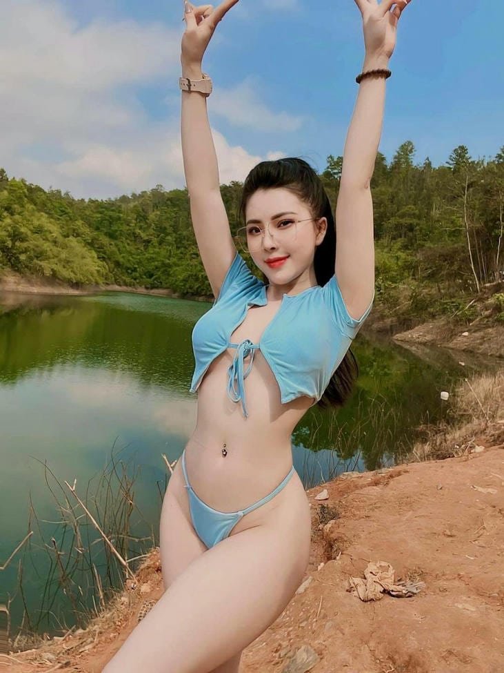 Hình ảnh gái xinh mặc bikini khoe vóc dáng thon gọn cuốn hút