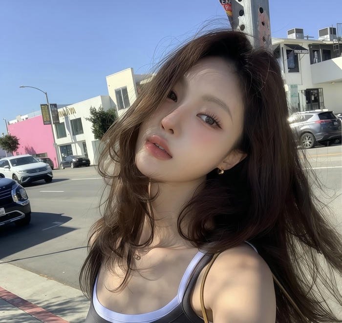 Hình avatar nữ sáng sủa cân đối