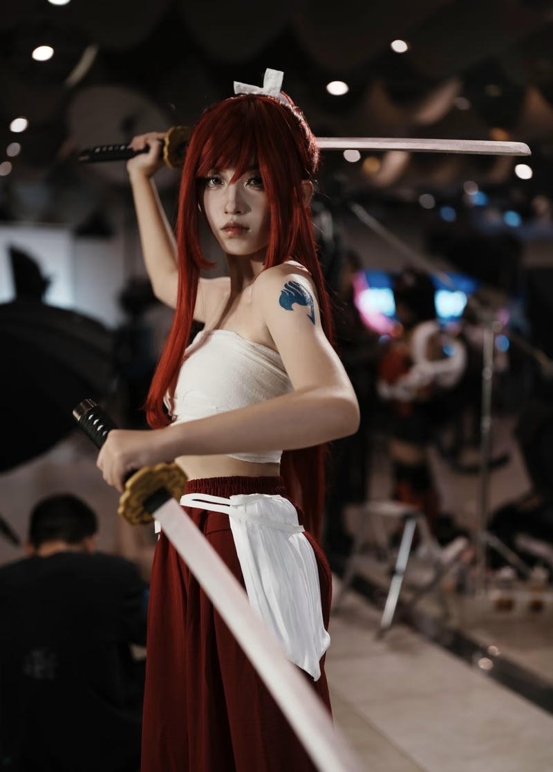 Hình cosplay Erza mang nét cứng cỏi mạnh mẽ