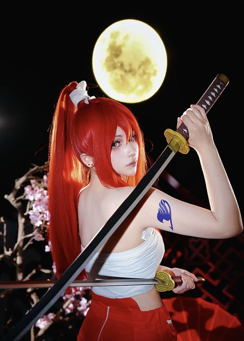 Hình cosplay Erza mang nét lạnh đầy cá tính
