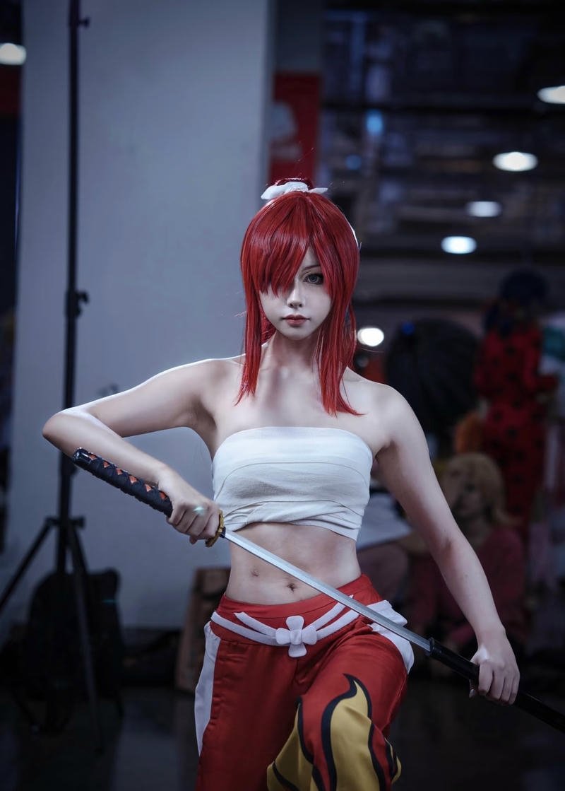 Hình cosplay Erza mang vẻ mạnh mẽ đầy cuốn hút