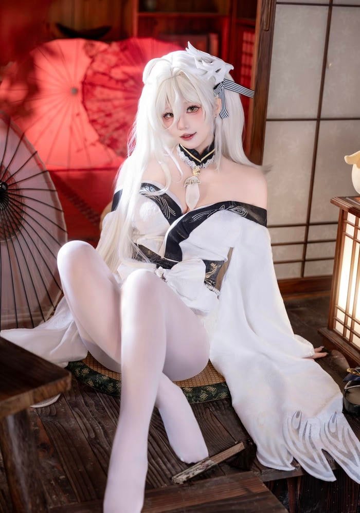 Hình cosplay anime nữ phong cách fantasy với bộ đồ đặc biệt