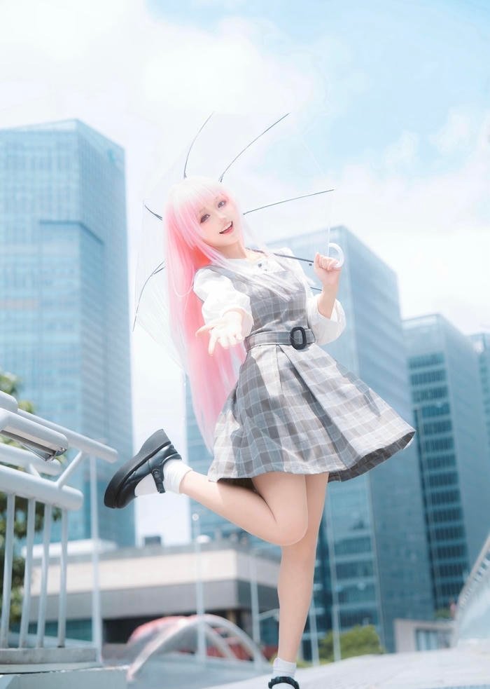 Hình cosplay anime nữ phong cách idol trẻ trung với bộ đồ